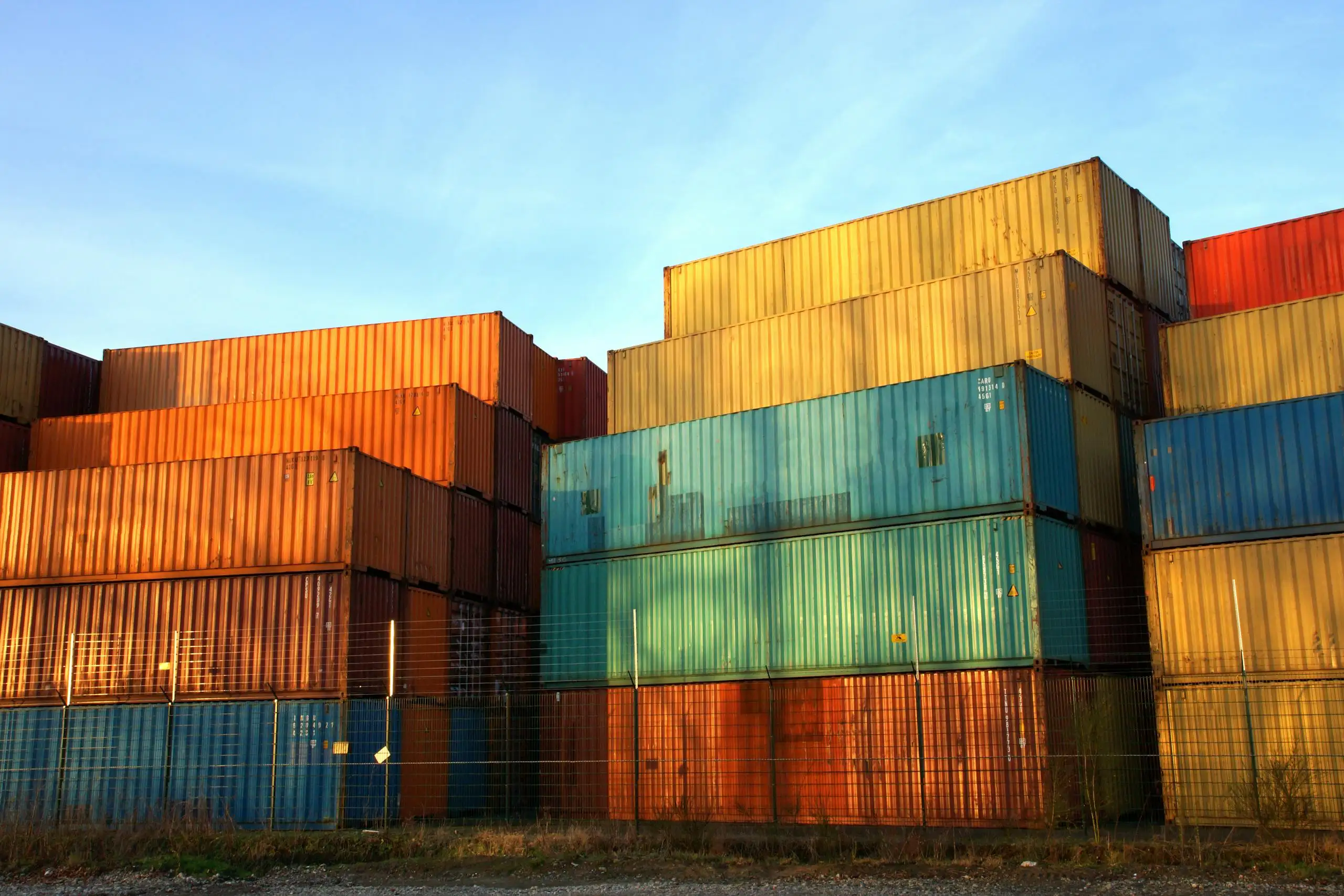 Contenedores de transporte. Photo by Tom Van Dyck