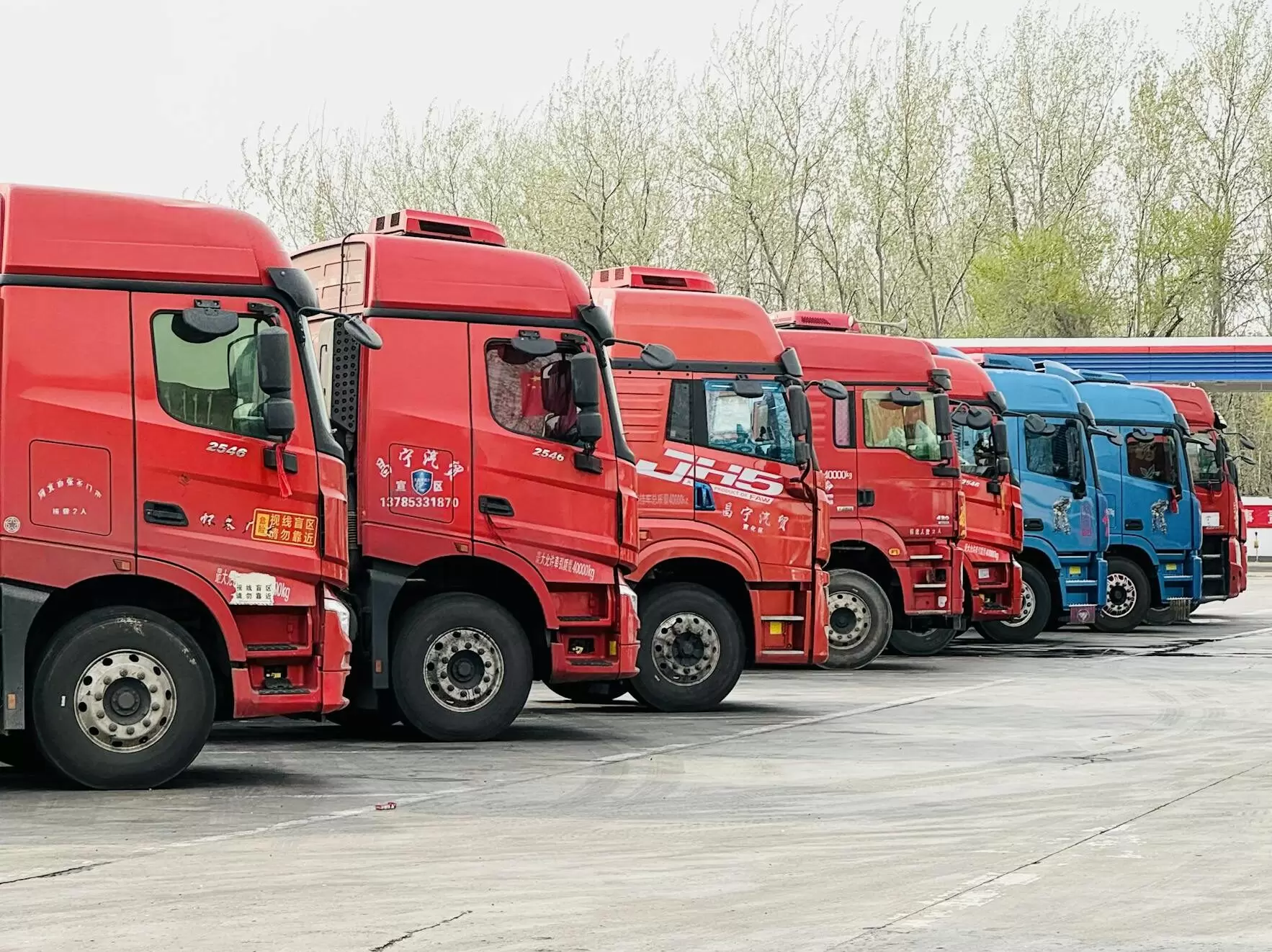 Camiones de transporte aparcados. Photo by Shuaizhi Tian